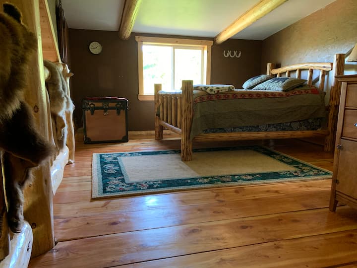 Таванско помещение с голямо легло