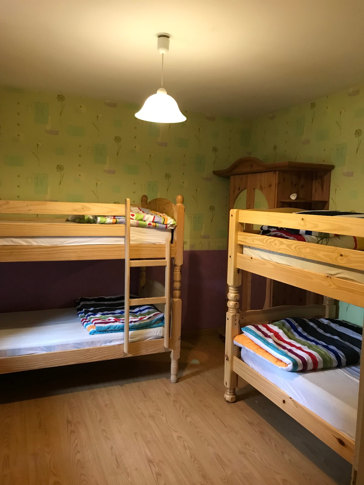 Dormitorio con 2 x 2 literas: 4 camas individuales (90 x 200)