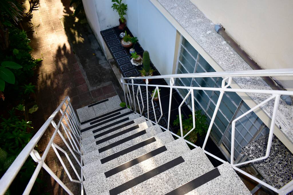 Escalera hacia el portal
