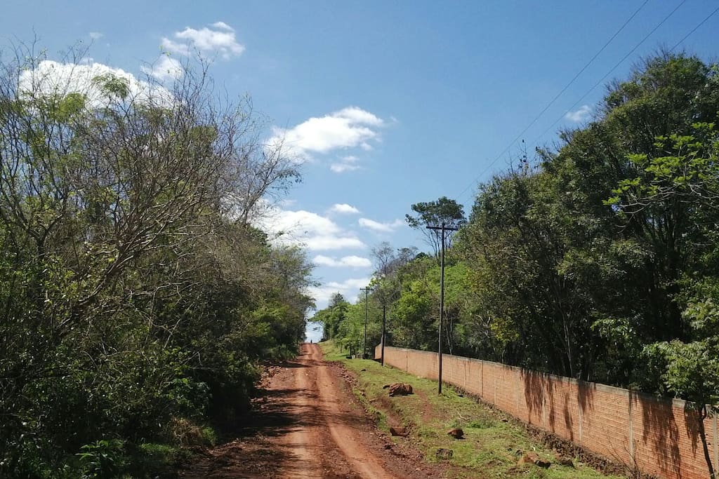 Calle de accesso/ Rua pra accessar/ Street view.
