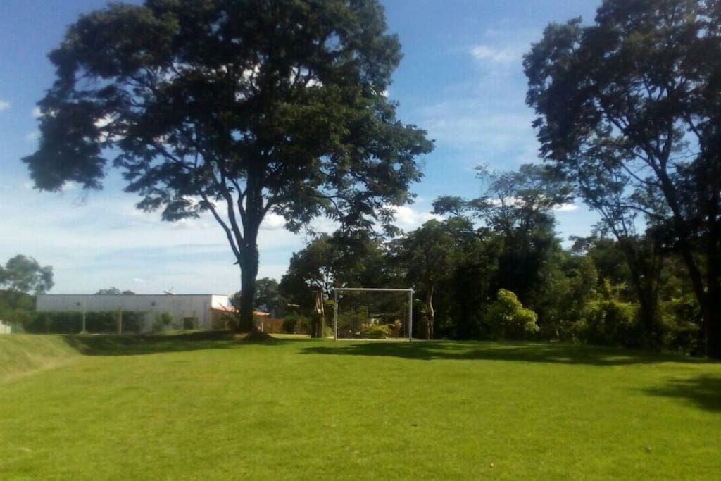 Campo de futebol, campo de areia, barra para slackline, paisagismo e jardim