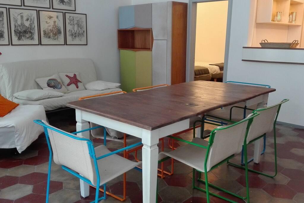 Il salotto, sala da pranzo con divano letto