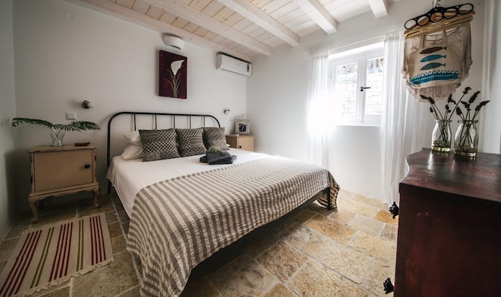 Queen ensuite bedroom - The Red Room