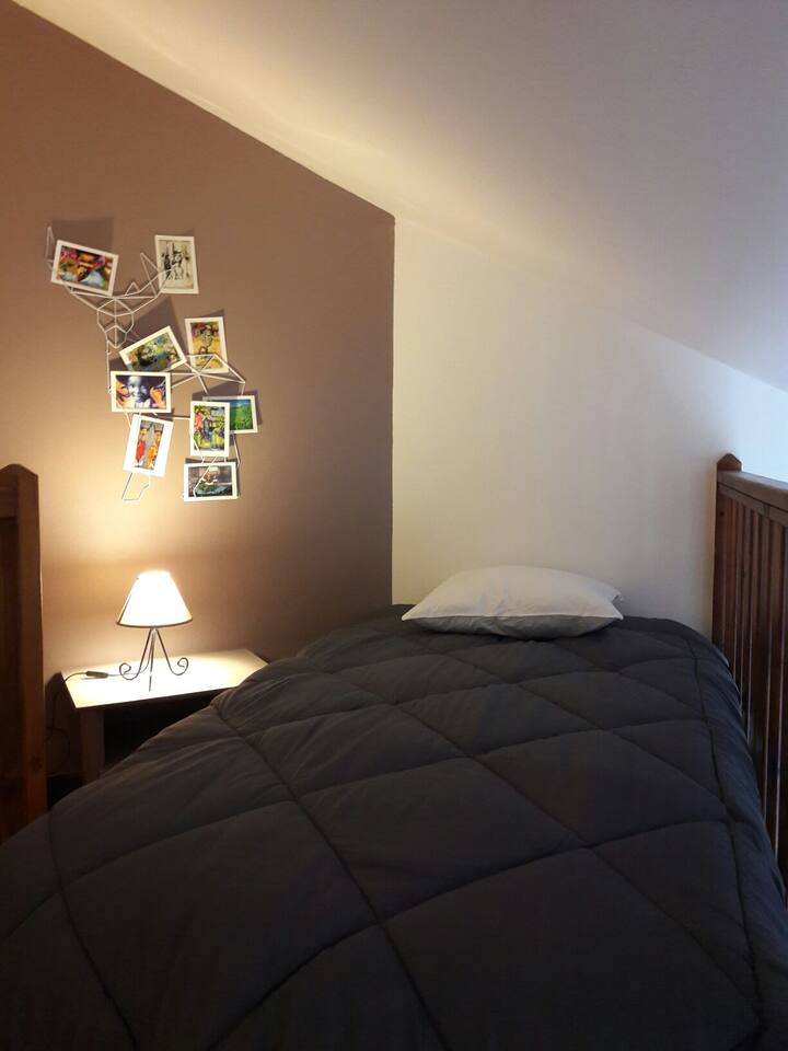 1 מיטת יחיד בקומת הביניים