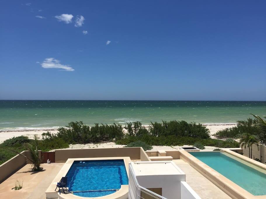 Piscina a la orilla de la playa