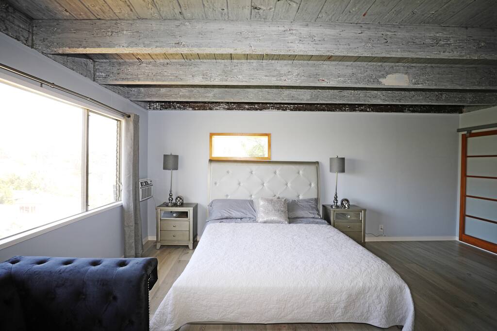 Master bedroom ( king size bed)