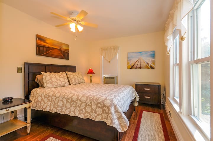 ห้องนอนใหญ่บนชั้นห้องนั่งเล่น