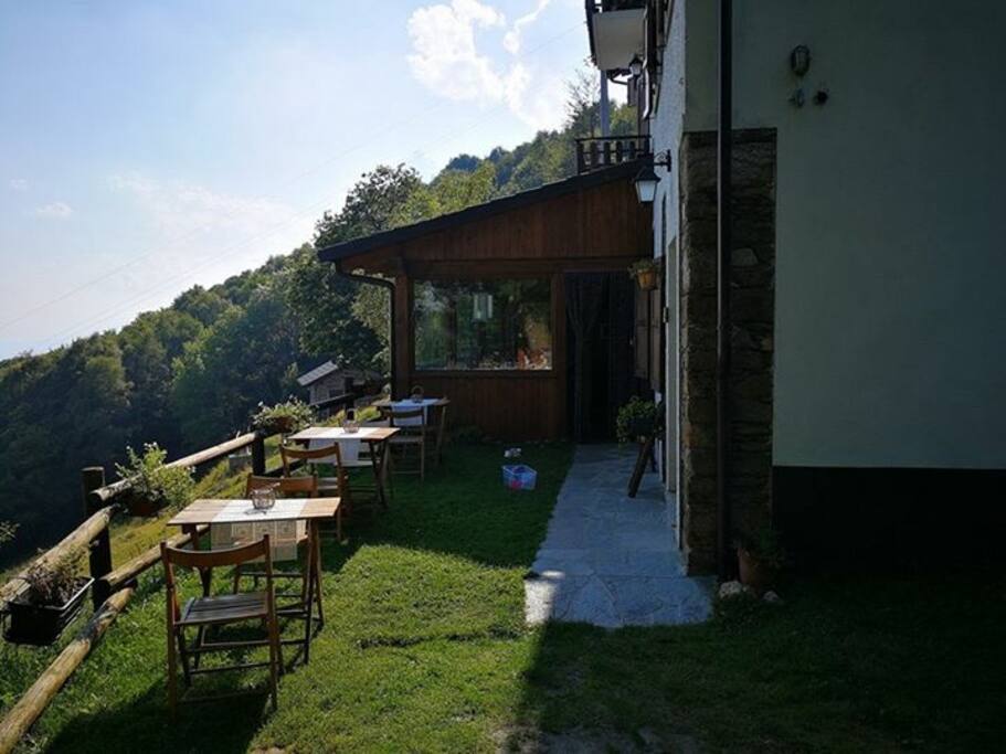 Scorcio del giardino e della veranda coperta