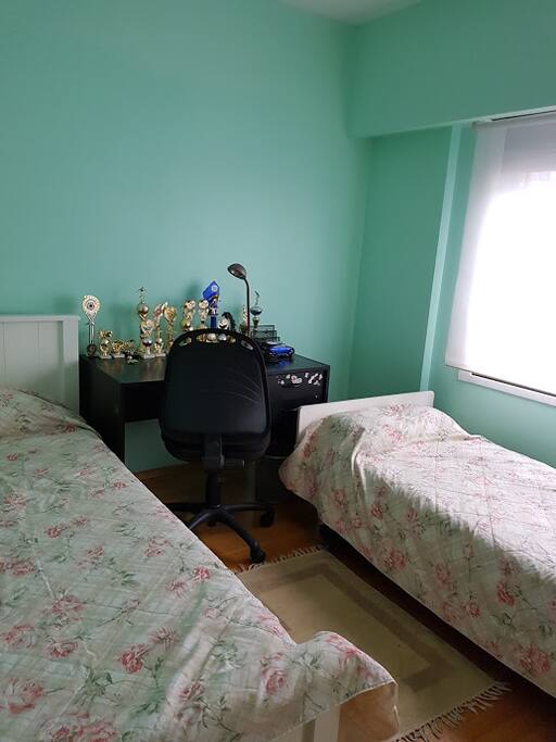 Habitación con escritorio y silla giratoria.