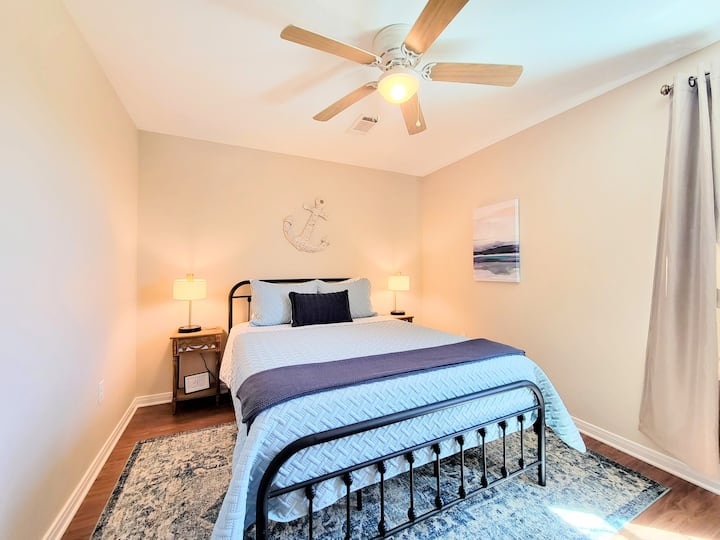 Спална соба 1 со брачен кревет (се наоѓа на горниот кат и има поглед кон дворот)