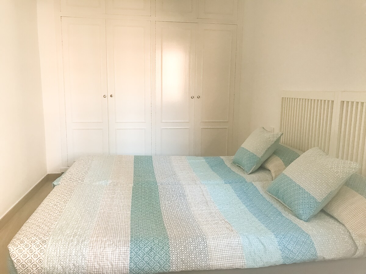 房间有两张单人床