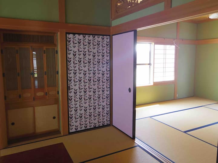 الطابق الأول 6 غرفة نوم حصيرة تاتامي و 8 غرف حصيرة تاتامي (يمكن استخدامها لغرفة النوم)