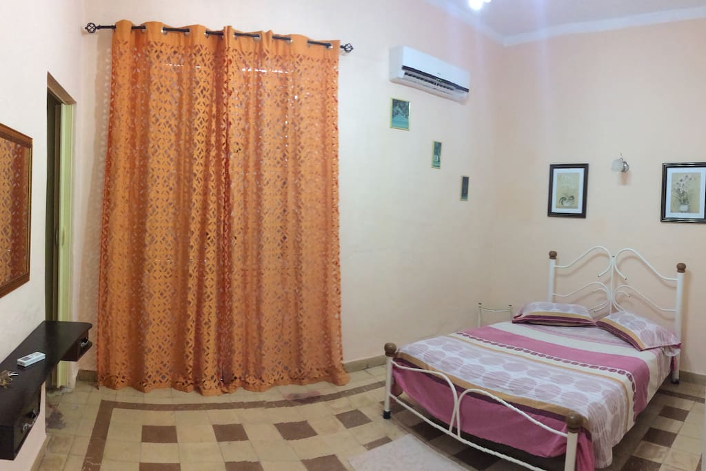 Habitación amplia con closet ventanas y espacio para otra cama personal o quizás una cama de niños.