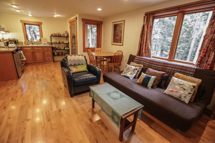 Walk to Tahoe City - Private Apartment