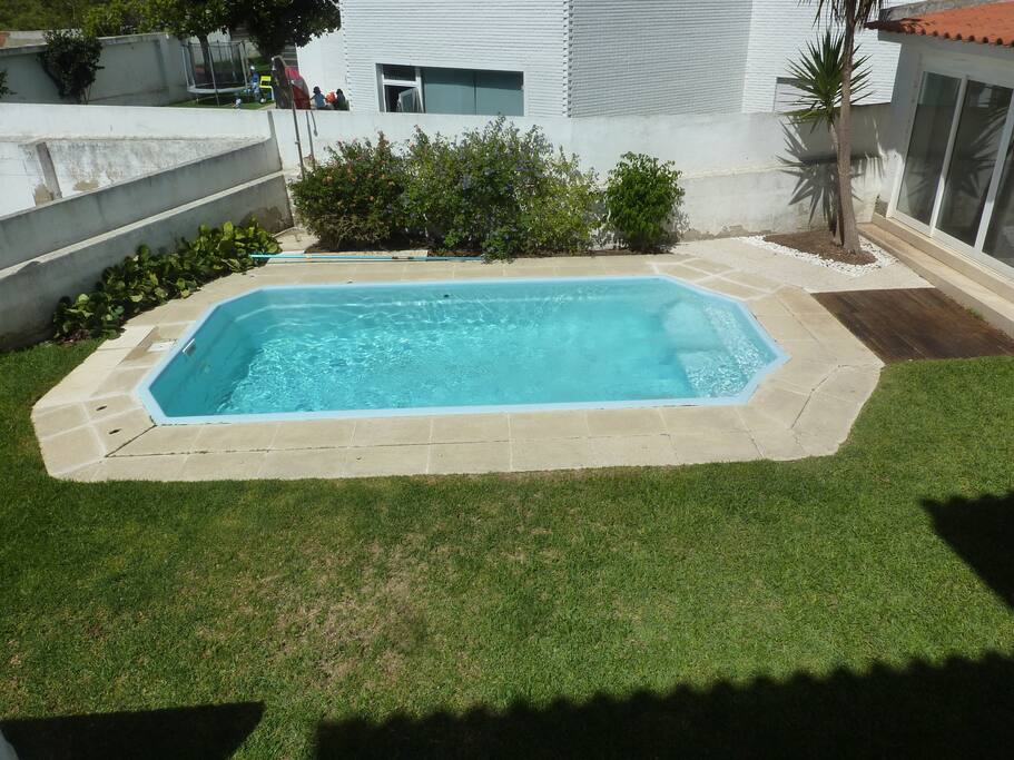 Piscina e sala de jogos