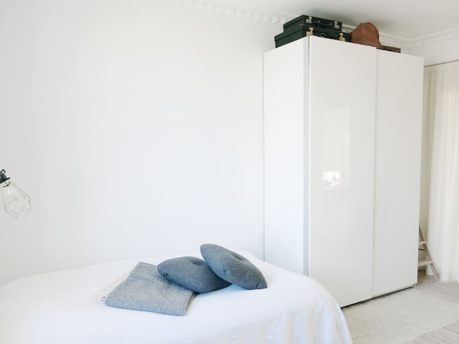 Double bed and wardrobe. There'll be fresh bed sheets on the bed, duvets and pillows. If you want a double duvet it can be found in the closet. I´ll empty the left section of the closet so you´ll be able to unpack properly. Iron can be found in the kitchen over the fridge.