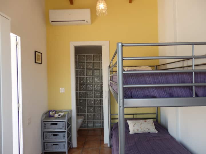 Допълнителна спалня със самостоятелна баня, климатик и отделен вход през терасата на първия етаж