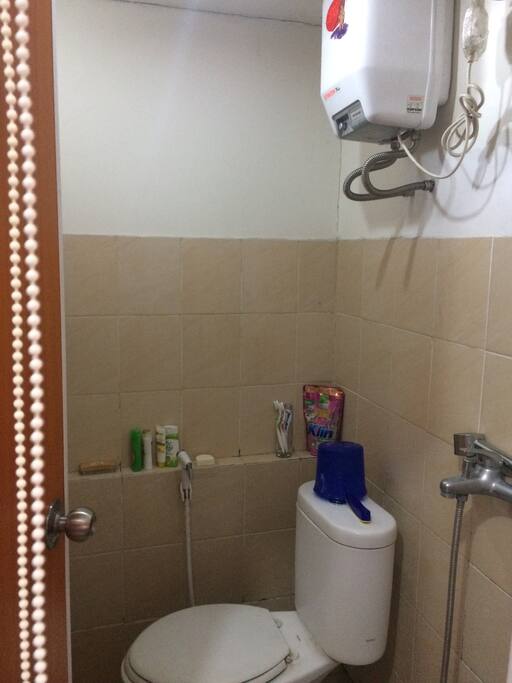 Kamar mandi yg bersih , dengan closet duduk dan kami lengkapi pemanas air