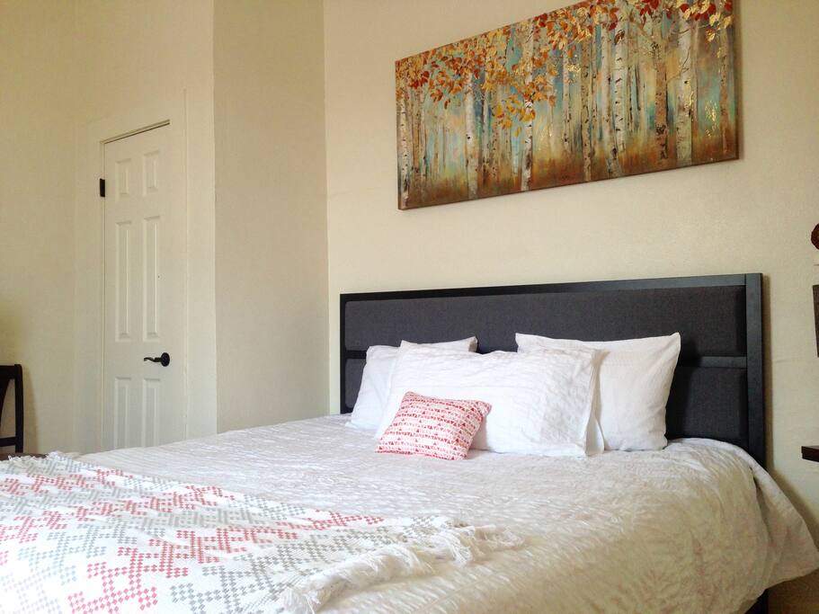 1st bedroom_king bed