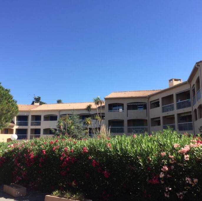 Petite residence securisee, parking sous-terrain et places visiteurs.