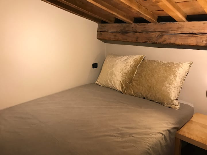 شقة علوية أولى بسرير بحجم كبير 