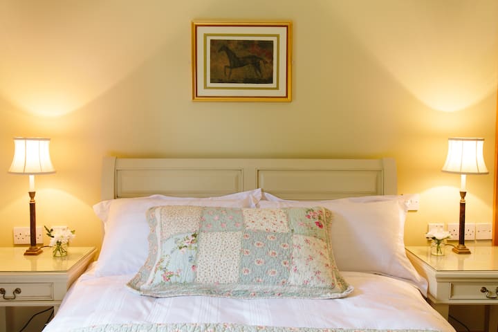 Schlafzimmer mit Doppelbett und eigenem Bad
