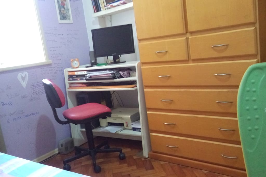 Visão parcial do quarto.