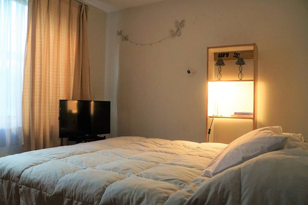 Pieza con cama matrimonial, bastante luz, sin ruido ambiental.