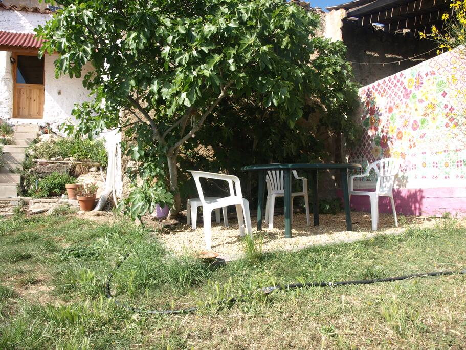 Terraza para los huespedes.
Al fondo se aprecia la puerta de entrada a la casita.En otoño-invierno sustituimos la terraza por zona de barbacoa.