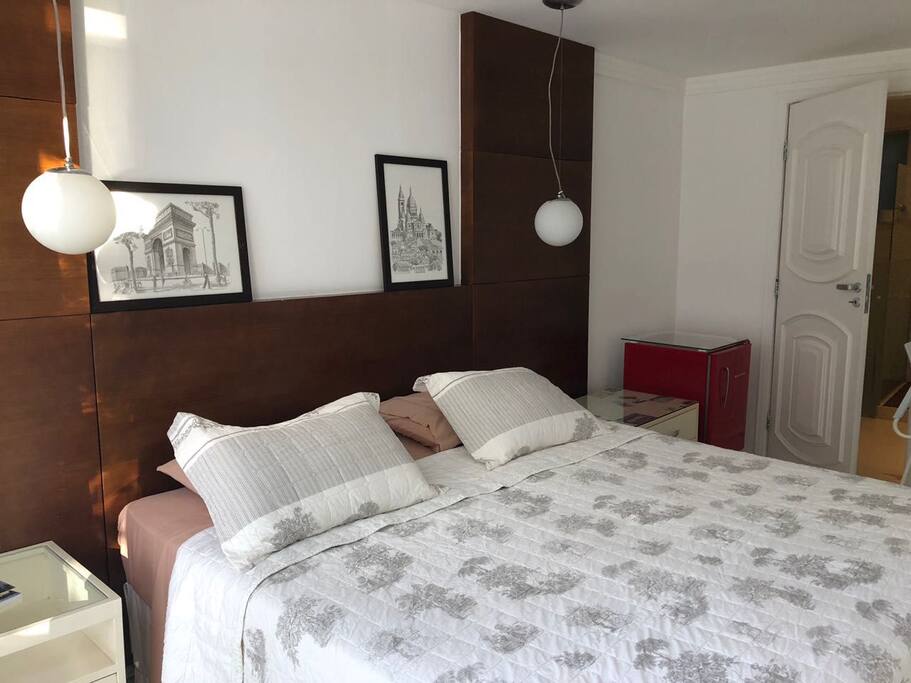 suite com porta que separa o banho e closet