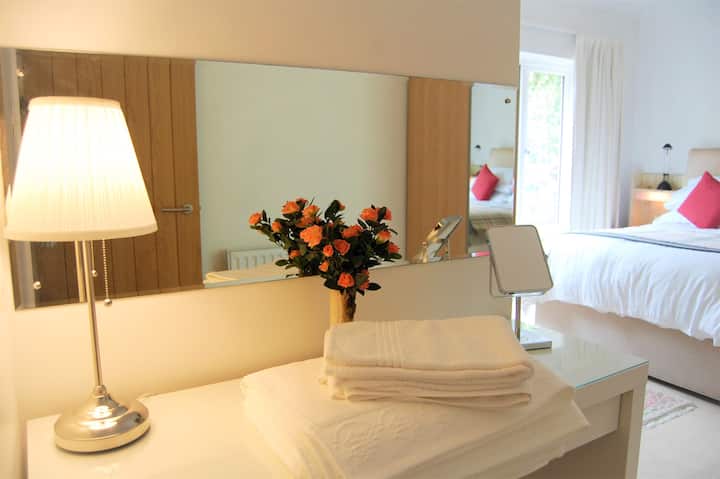 Tavolina kryesore e veshjes së dhomës së gjumit.