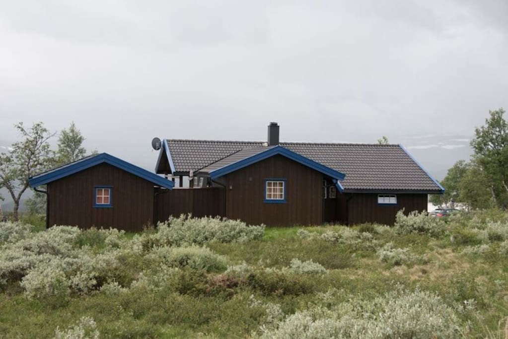 Hytte og anneks sett ovenfra.