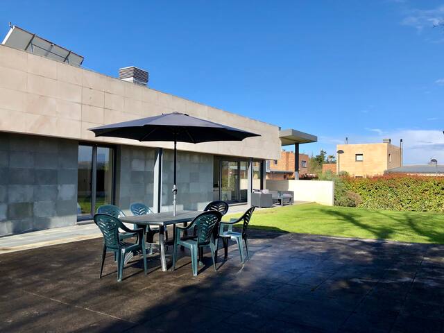 4 BEDROOM VILLA 15MIN FROM CITYCENTER PARKING WIFI gallery image 5