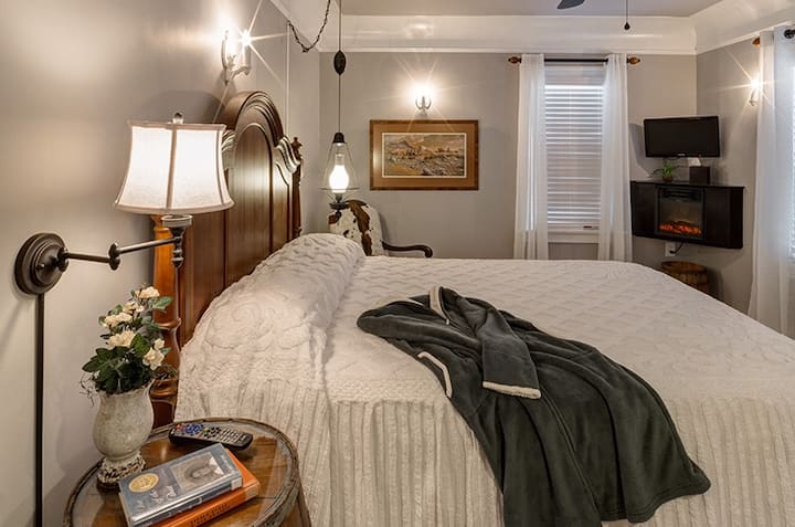 Three-bedroom Friends/family Suite - Flint, MI