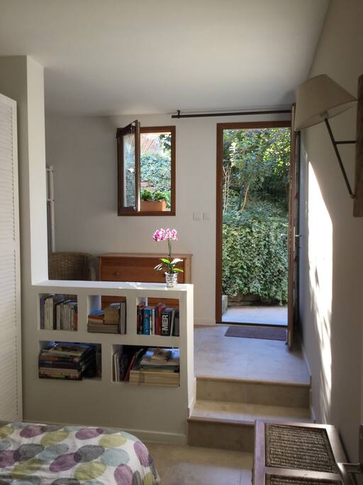 chambre principale avec accès extérieur et coin montagne.