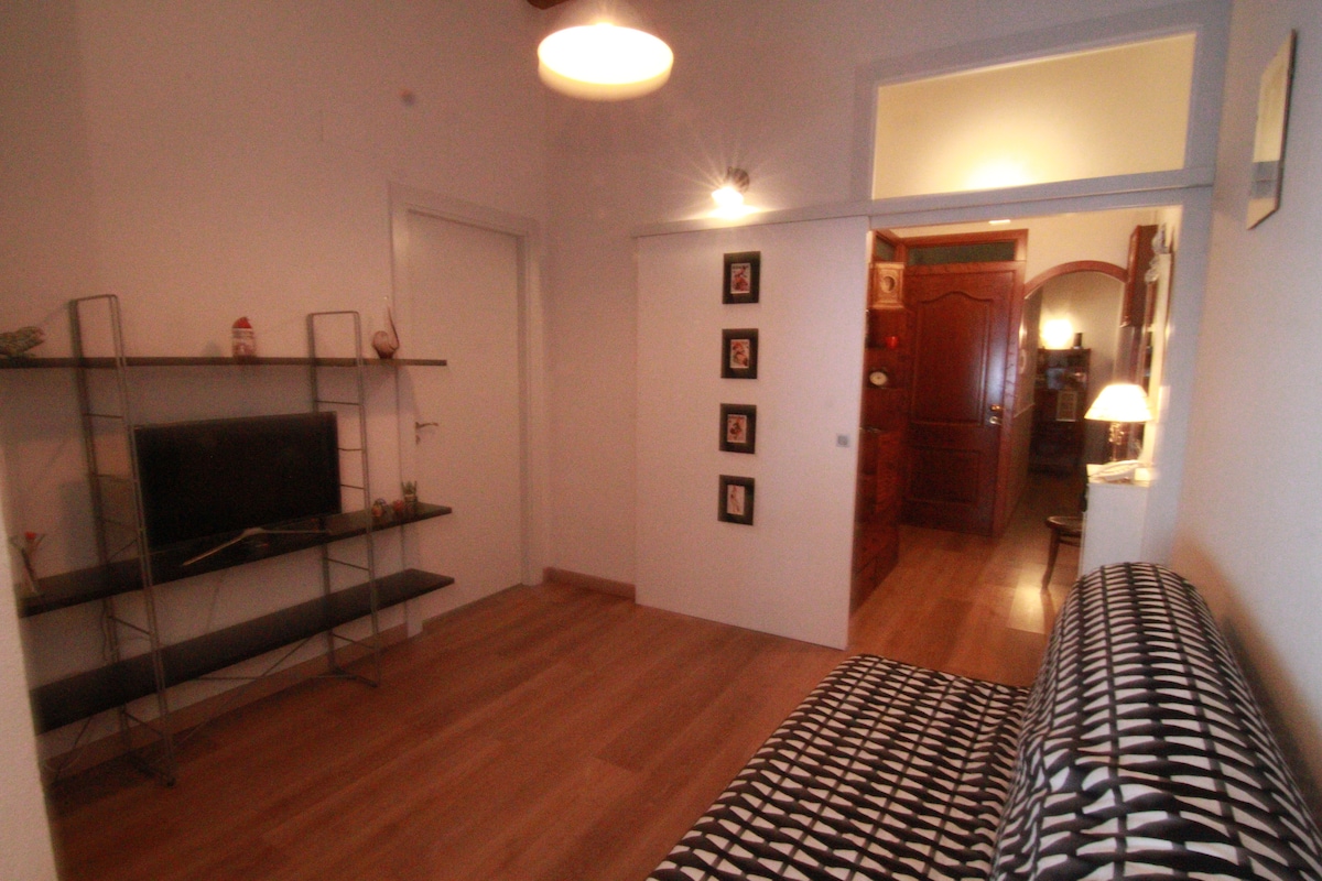 Top performing Airbnb: Apartment in the heart of Calella. Large terrace in Calella
