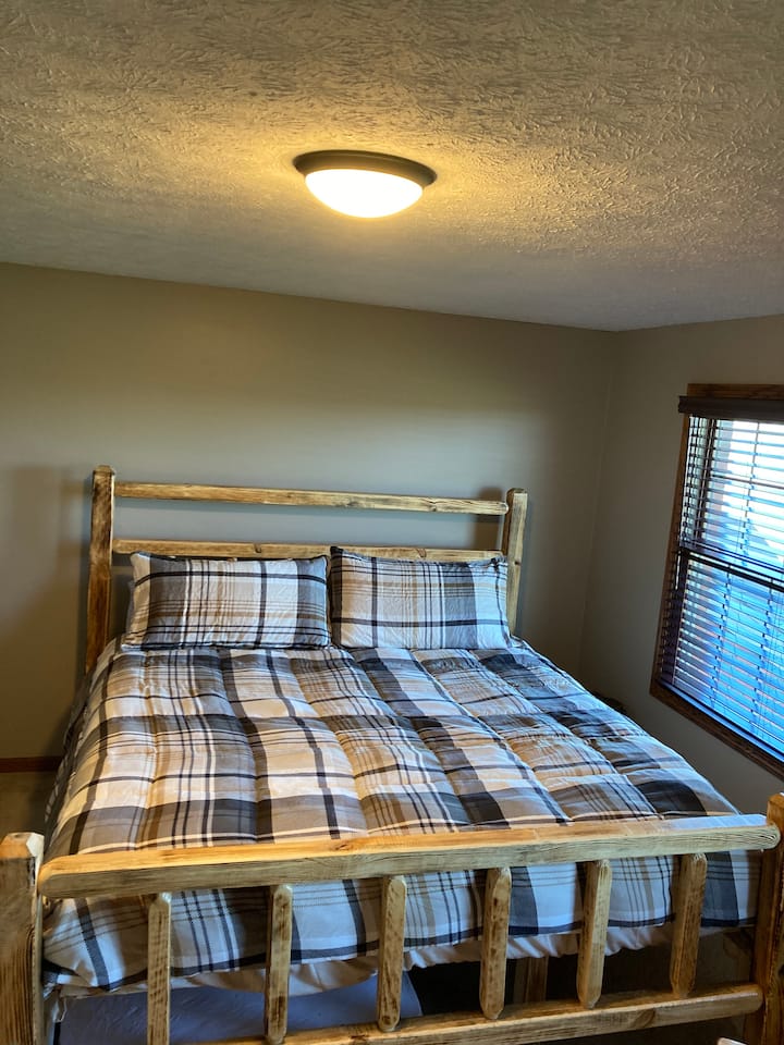 Cama tamaño king en el segundo nivel con colchón individual extraíble