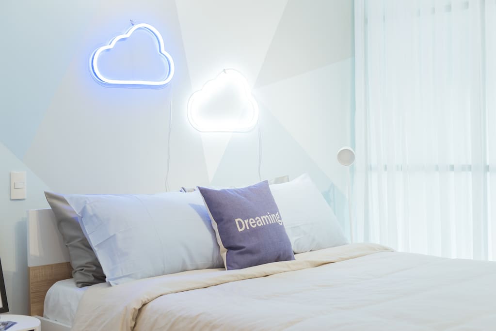 A comfy queen bed perfect for dreaming and relaxing