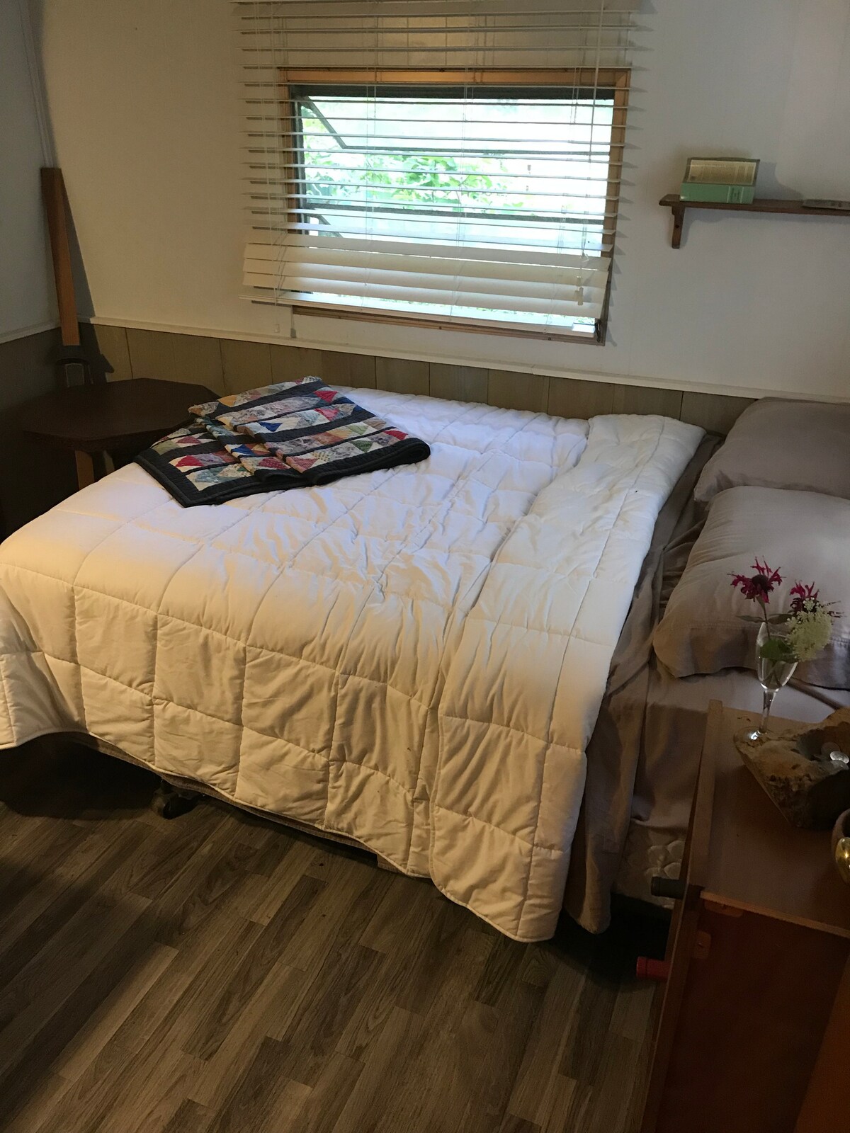 Spálňa s 1/2 kúpeľňou. Plná veľkosť, vďačná posteľ č.3