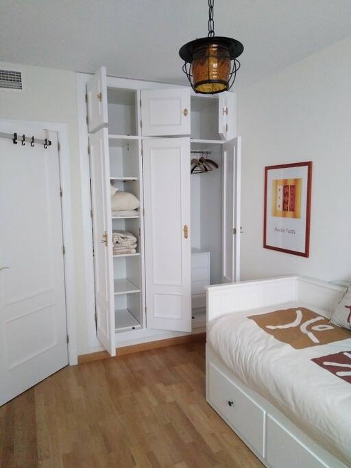 Dormitorio desde la ventana, amplio, con armario empotrado.