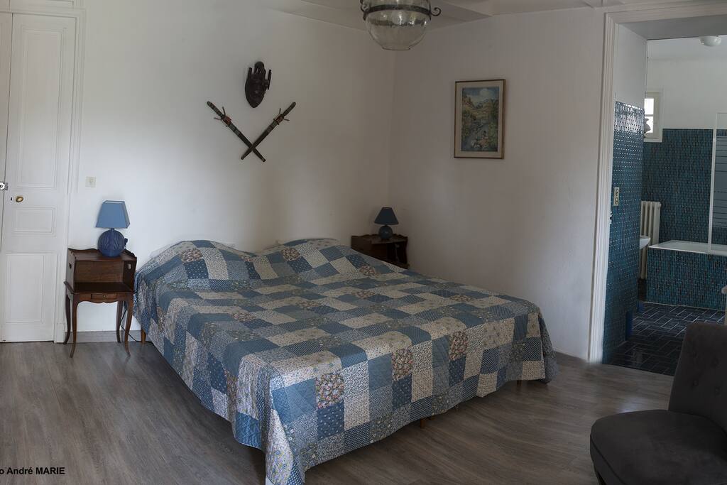 chambre 1 avec salle de bains et TV écran plat