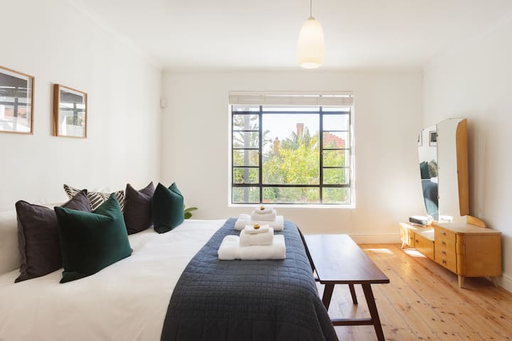 Spacious Garden Apartment with View of Table Mountain gallery image 2