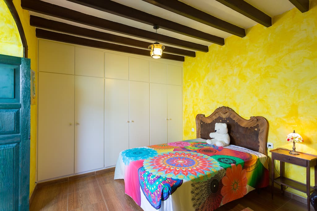 amplio dormitorio y cómodos placares.-
con vistas al patio principal .-