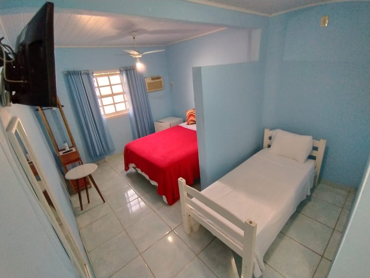 סוויטה 3 עם מיטה זוגית ומיטת יחיד וחדר רחצה פרטי