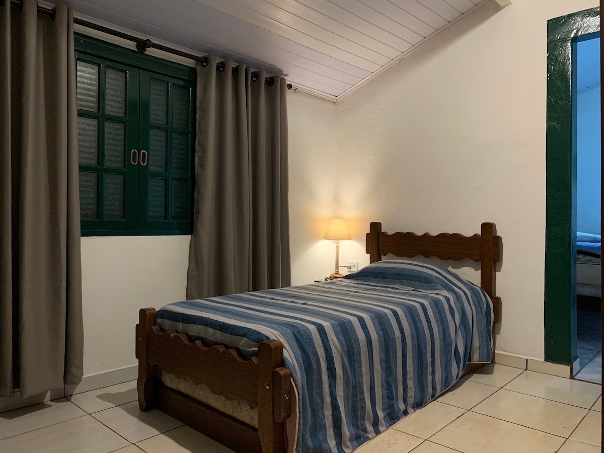 Izba 4 (spojená s izbou 3) má 1 jednolôžko s 1 prístelkou pod ňou.