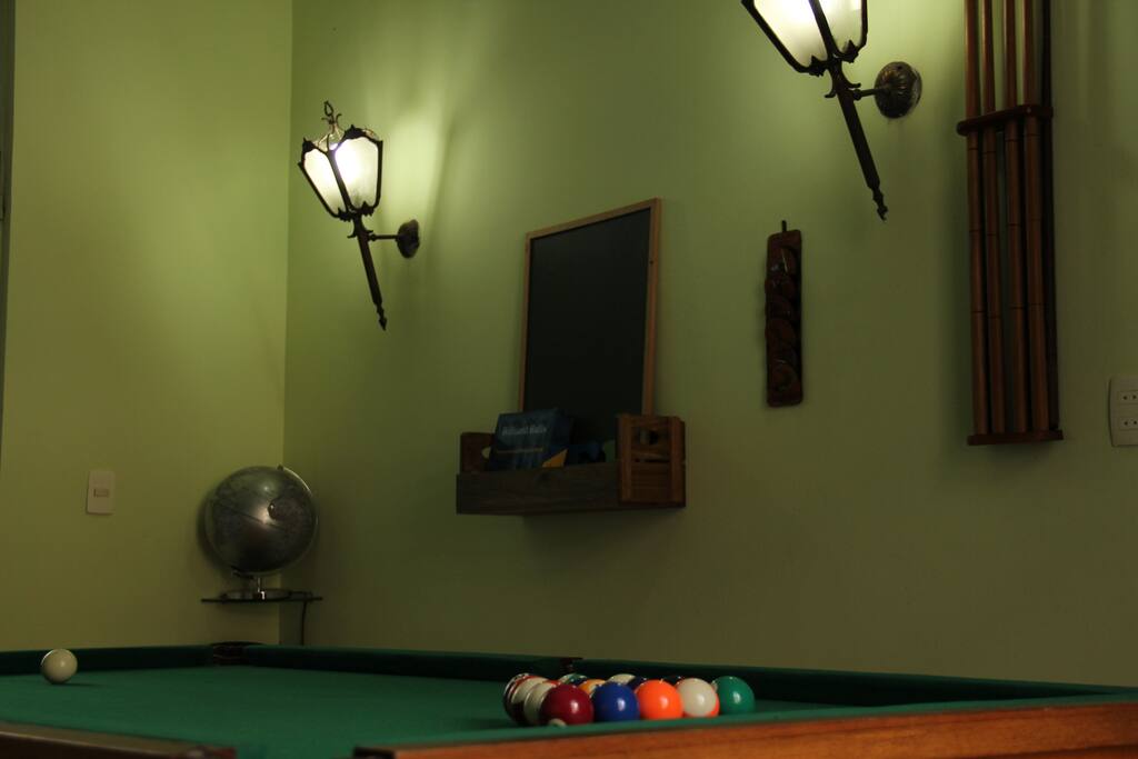 Teste suas habilidades no nosso salão de jogos com mesa de bilhar