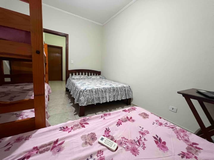 غرفة في الطابق الأول وتكييف هواء ومروحة 