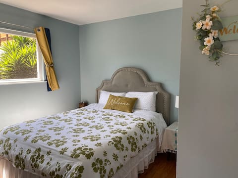 1-bed 1-bath private backyard entrance guest suite