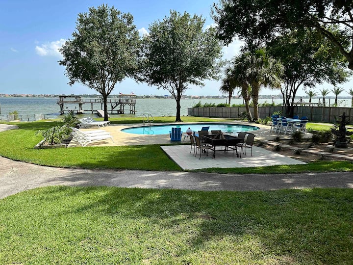 Pelican Bay EstateLuxury Waterfront Vacation Home Vacation homes for