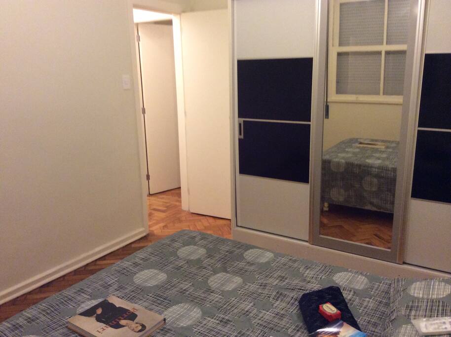 Quarto amplo com: cama de casal, TV tela plana com todos os canais a cabo, mesa e cadeira para computador e utensílios, estante, condicionador de ar split (silencioso), ventilador, roupa de cama e de banho.